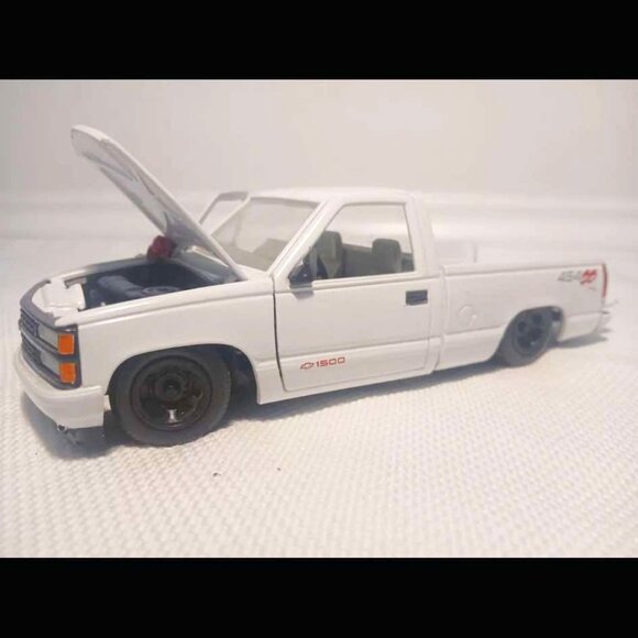 1992 Chevrolet 454 SS Pickup Truck 1/24 Diecast Model Motormax 73203 white - Picture 1 of 5